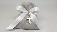 Sacchetto in cotone grigio trama rustica con ciondolo in metallo satinato e perlina. Disponibili altri soggetti.